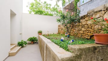 Studio (Studio Apartment with Terrace) | Garden