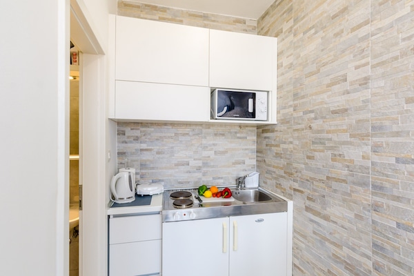 Studio (Comfort Studio Apartment) | Private kitchen | Fridge