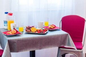 Studio (Studio Apartment with Terrace) | Dining room
