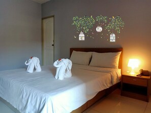 Basic Room, Connecting Rooms | Hypo-allergenic bedding, desk, blackout curtains, free WiFi - Ruamsab Apartment 1 (Bangkok)