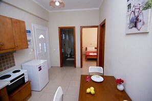 Refrigerador con freezer, horno, placa de cocina, cafetera/tetera