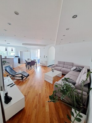 อพาร์ทเมนท์ (Three Bedroom Apartment with Terrace,) | ห้องนั่งเล่น | ทีวีจอแบน 25 นิ้ว พร้อมช่องเคเบิล, ทีวี