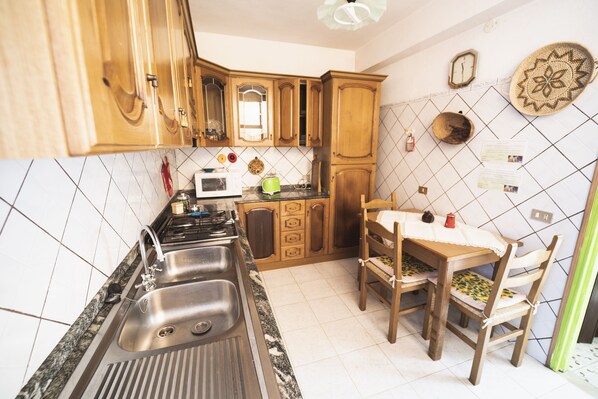 Frigorifero, microonde, forno, piano cottura