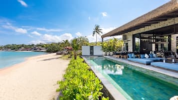 4 albercas al aire libre