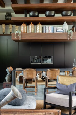 Refrigerador con congelador, tetera eléctrica y artículos de limpieza 