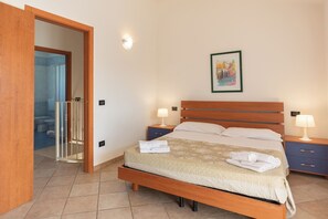 Familien-Stadtwohnung, Mehrere Schlafzimmer, 2 Bäder, Meerseite (Albarella S3 1) | 3 Schlafzimmer, kostenloses WLAN, Bettwäsche