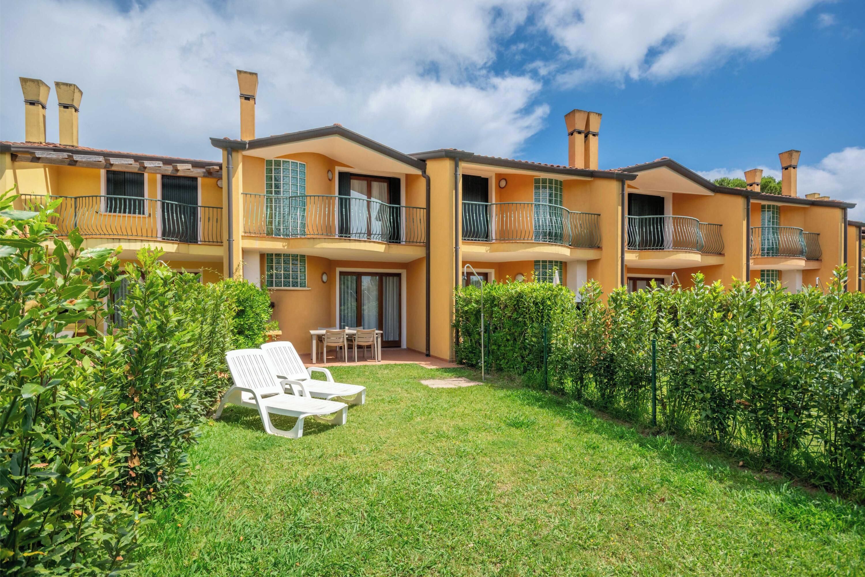Family Townhome, Multiple Bedrooms, 2 Bathrooms, Sea Facing (Albarella S4 3) | Garden