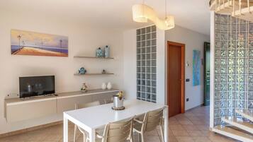 Family Townhome, Multiple Bedrooms, 2 Bathrooms, Sea Facing (Albarella S3 1) | Dining