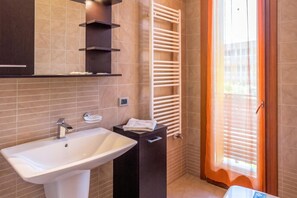Townhome för familj - flera sovrum - 2 badrum - mot havet (Albarella Maisonette S3M 3) | Badrum | Dusch, hårtork, bidé och handdukar