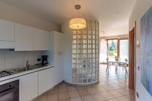 Familien-Stadtwohnung, Mehrere Schlafzimmer, 2 Bäder, Meerseite (Albarella S3 1) | Eigene Kochnische | Kühlschrank, Ofen, Herdplatte, Geschirrspüler