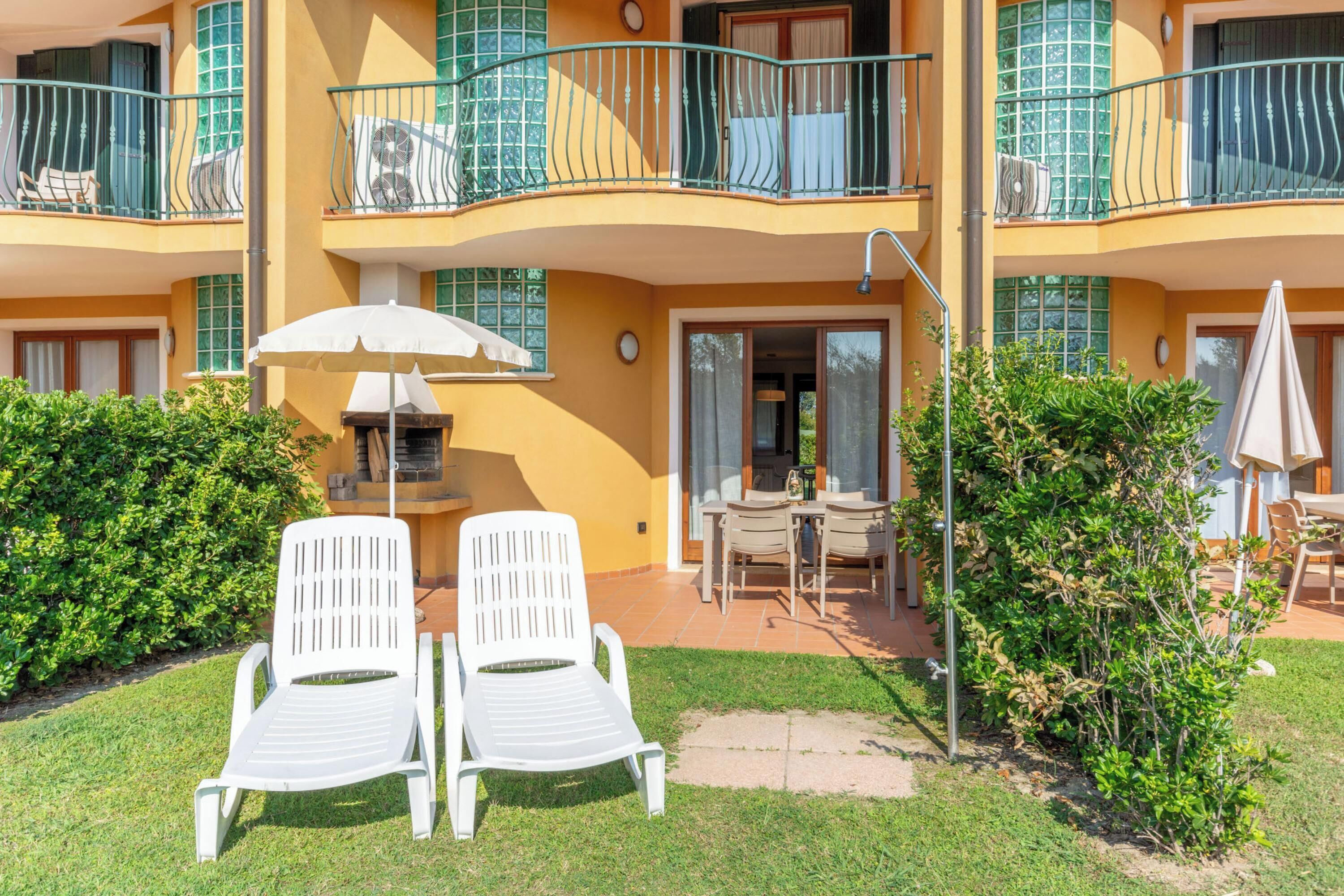 Family Townhome, Multiple Bedrooms, 2 Bathrooms, Sea Facing (Albarella S4 2) | Garden