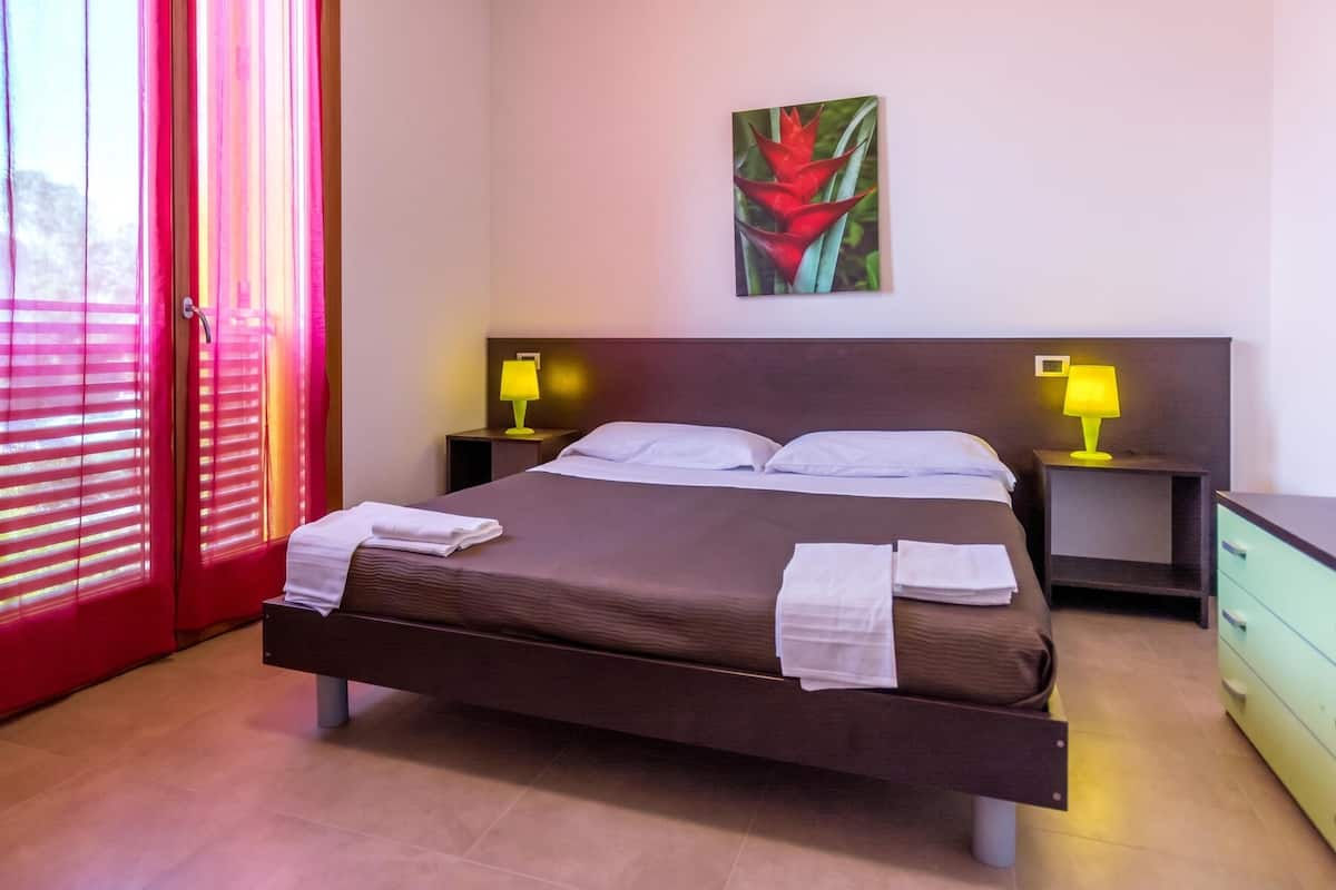 Family Townhome, Multiple Bedrooms, 2 Bathrooms, Sea Facing (Albarella Maisonette S3M 3) | 3 bedrooms, free WiFi, bed sheets