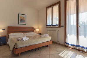 Familien-Stadtwohnung, Mehrere Schlafzimmer, 2 Bäder, Meerseite (Albarella S3 1) | 3 Schlafzimmer, kostenloses WLAN, Bettwäsche