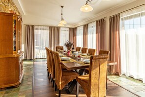 Villa familiar, varias camas, junto a la montaña (Romantic Pool Villa Angela with sauna) | Comedor