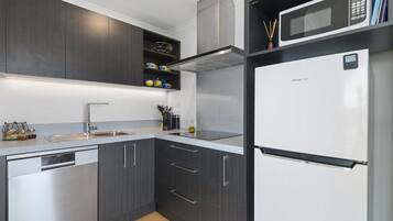 Réfrigérateur, micro-ondes, lave-vaisselle, cafetiÚre/bouilloire