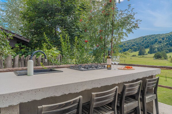 Chalet familiar, varias habitaciones, junto a la montaña (Family Friendly Kraševec Lodge) | Terraza o patio