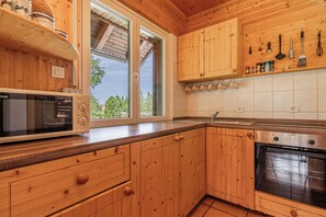 Chalet Familial, 1 chambre, cÎté montagne (Family Friendly Kraƥevec Lodge) | Cuisine privée | Réfrigérateur, micro-ondes, four, plaque de cuisson
