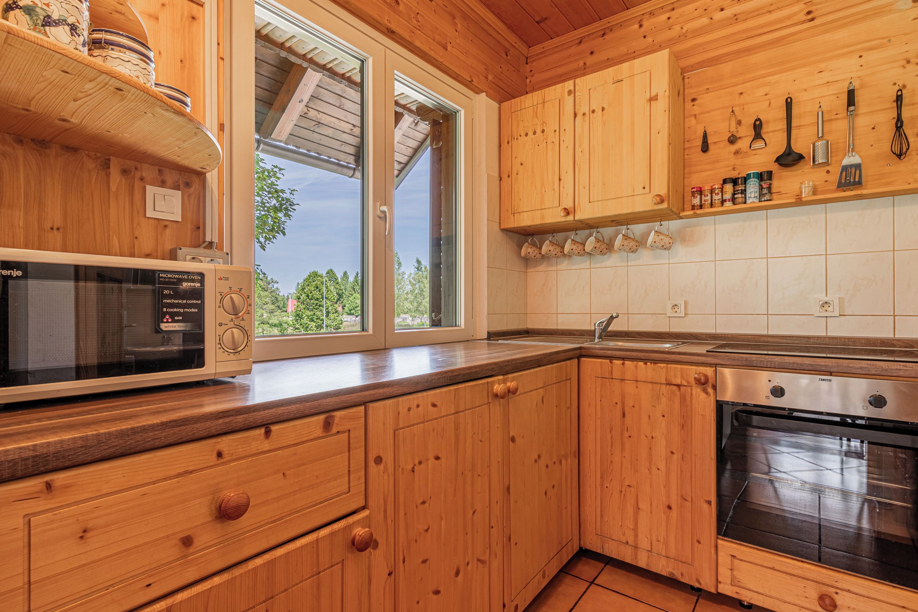 Perhechalet, useita makuuhuoneita, vuorten lähellä (Family Friendly Kraševec Lodge) | Yksityinen keittiö | Jääkaappi, mikroaaltouuni, uuni, liesi