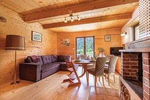 Chalet Familial, 1 chambre, cÎté montagne (Family Friendly Kraƥevec Lodge) | Salle de séjour | Télévision à écran plat de 21 pouces avec chaßnes numériques, cheminée