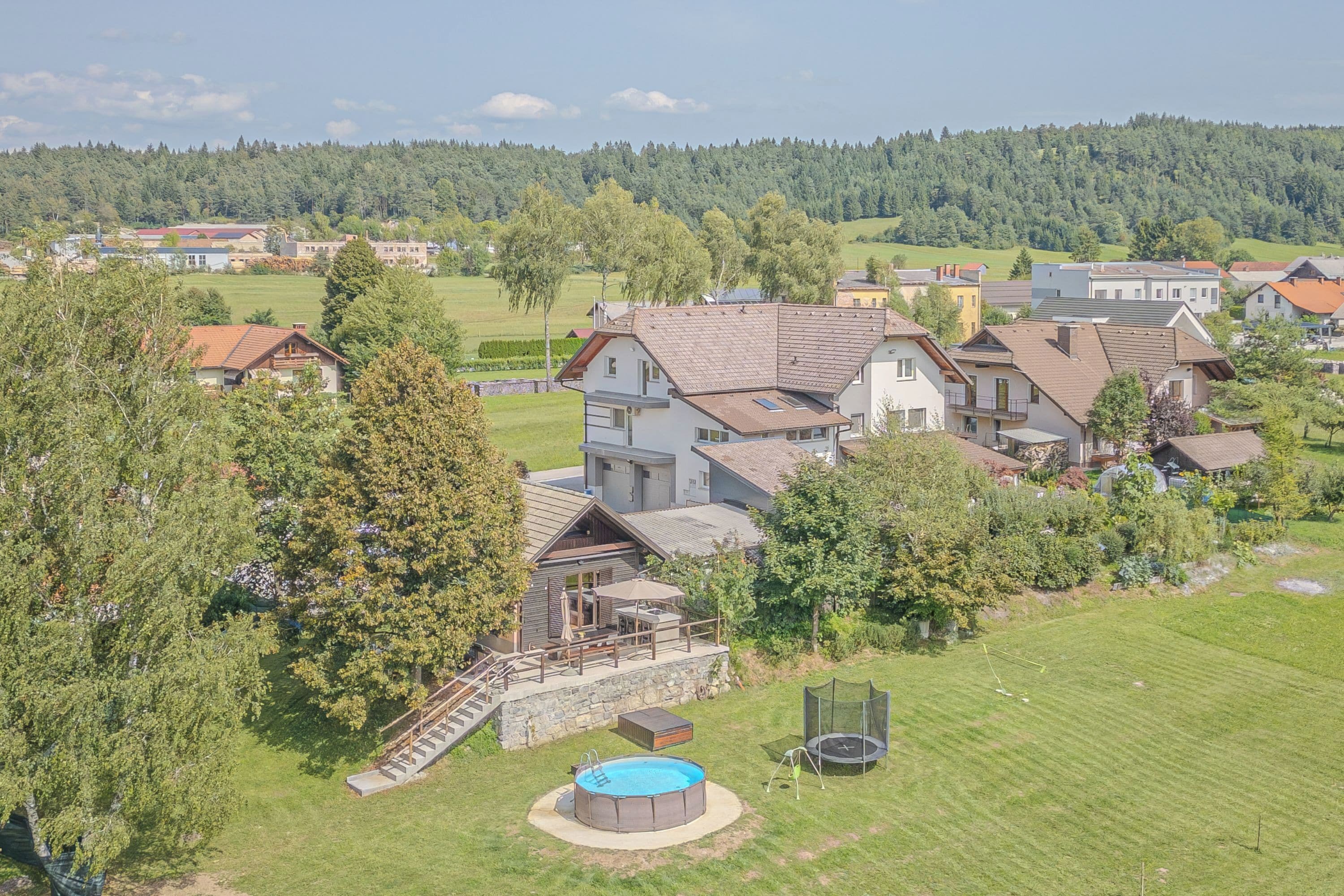 Familjestuga - flera sovrum - intill bergen (Family Friendly Kraševec Lodge) | Exteriör