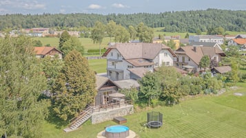 Familjestuga - flera sovrum - intill bergen (Family Friendly Kraševec Lodge) | Exteriör