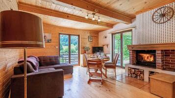 Familie chalet, 1 slaapkamer, uitzicht op gebergte (Family Friendly Kraševec Lodge) | Woonkamer | Een 21-inch flatscreentelevisie met digitale zenders en een open haard