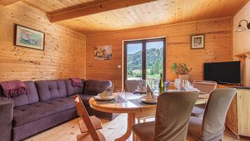 Nhà gỗ dành cho gia đình, nhiều phòng ngủ, cạnh núi (Family Friendly Kraševec Lodge) | Khu ăn uống