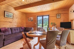 Chalet familial, plusieurs chambres, côté montagne (Family Friendly Kraševec Lodge) | Restauration