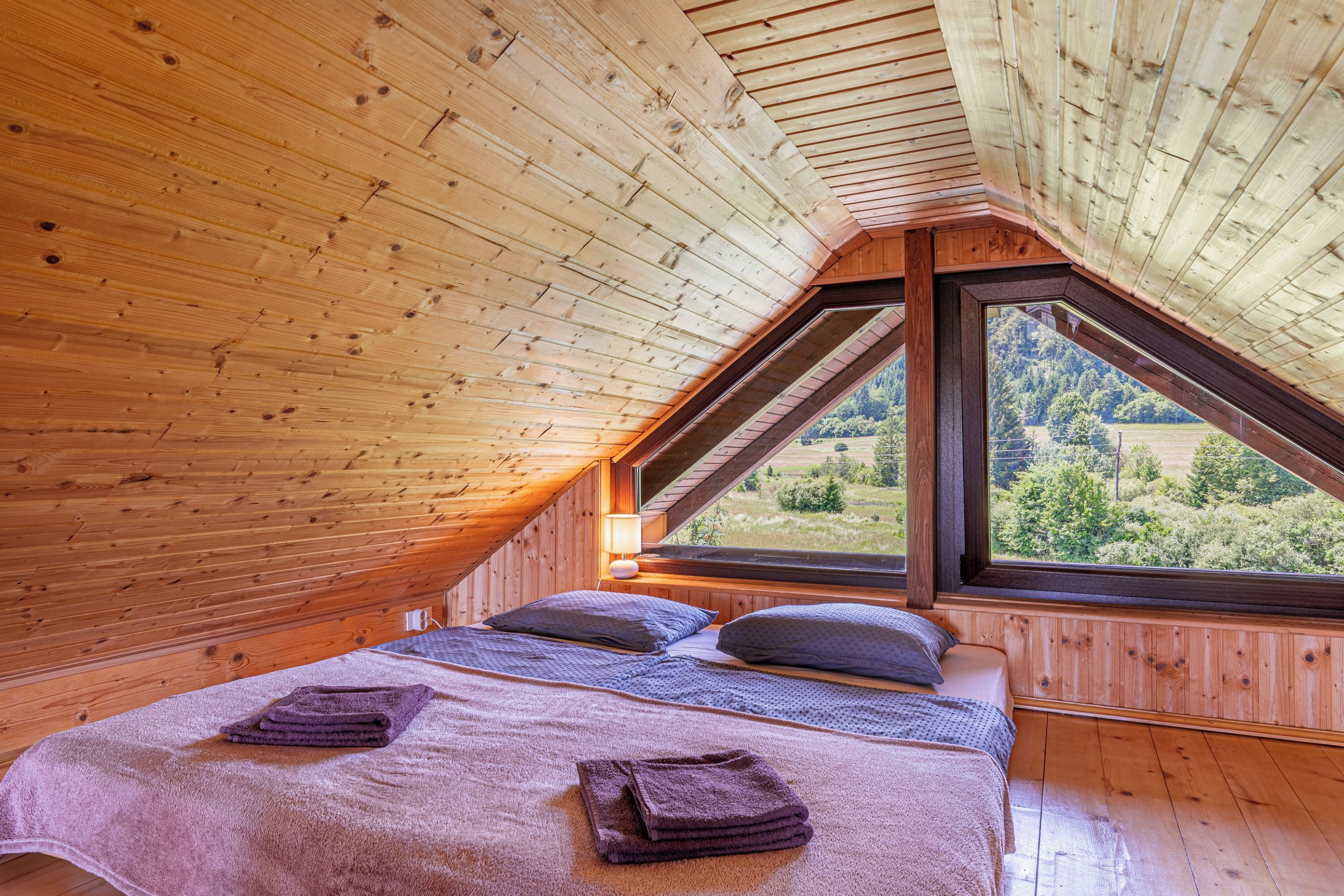 Chalet familial, plusieurs chambres, côté montagne (Family Friendly Kraševec Lodge) | 1 chambre, accès au Wi-Fi (inclus), literie fournie
