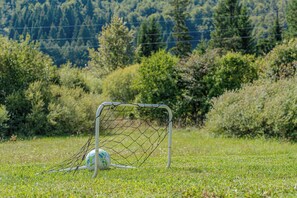 Familienchalet, Mehrere Schlafzimmer, Bergseite (Family Friendly Kraševec Lodge) | Unterkunftsgelände