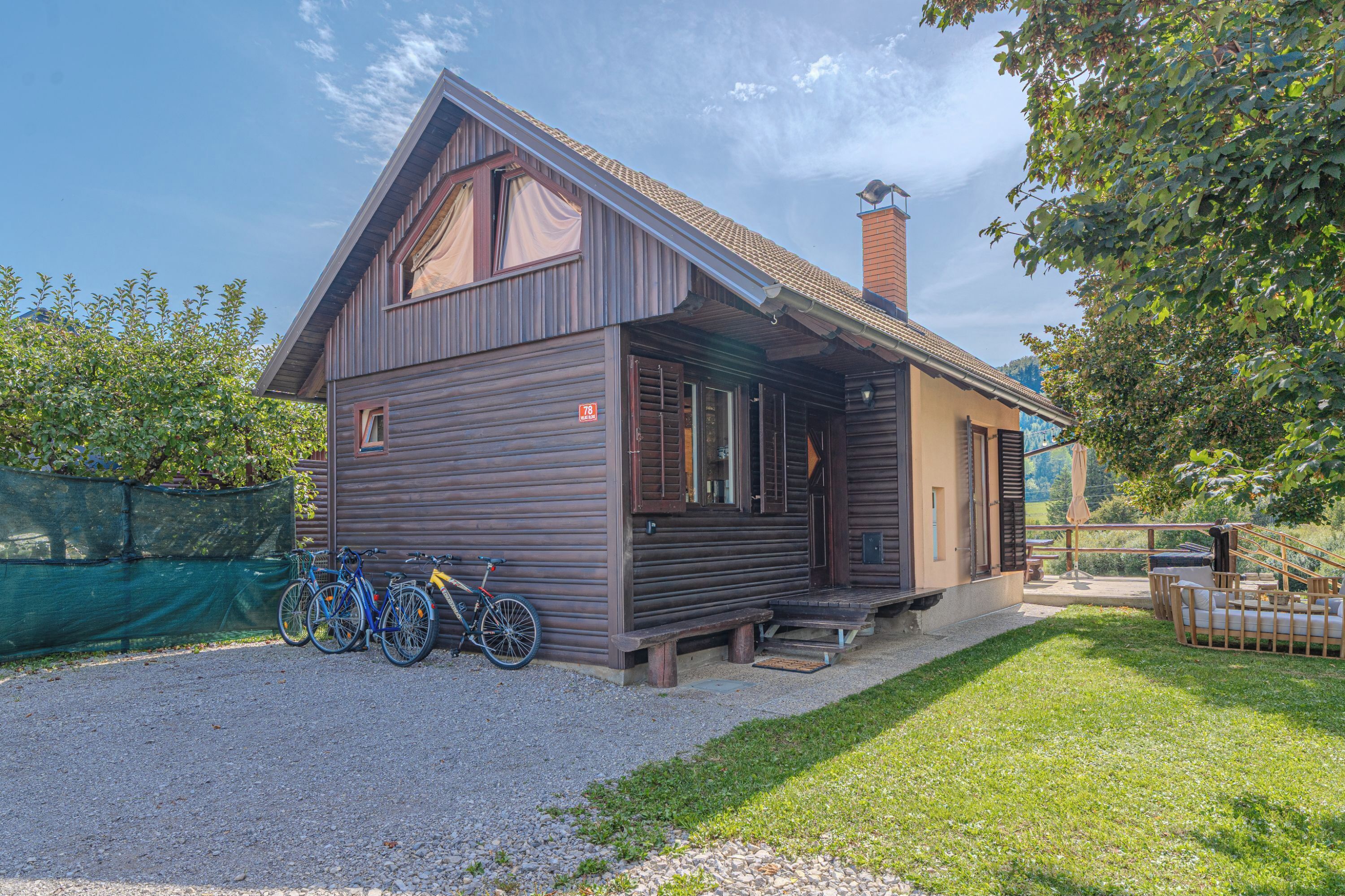 Familjestuga - flera sovrum - intill bergen (Family Friendly Kraševec Lodge) | Exteriör
