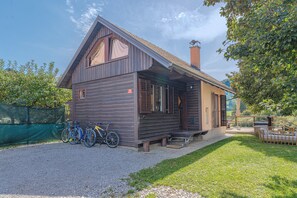 Familienchalet, Mehrere Schlafzimmer, Bergseite (Family Friendly Kraševec Lodge) | Außenbereich