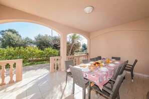 Familiehus, flere soverom, 2 bad (Family Friendly Pool House Ana) | Utendørsservering