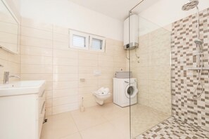 Familiehus, flere soverom, 2 bad (Family Friendly Pool House Ana) | Bad | Kombinert dusj/badekar, hårføner, håndklær og såpe