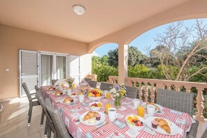 Familiehus - flere soveværelser - 2 badeværelser (Family Friendly Pool House Ana) | Udendørs spisemuligheder
