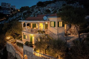 Familienvilla, Mehrere Schlafzimmer, 2 Bäder, Meerseite (Breathtaking Panorama Villa Vese) | Aussenbereich