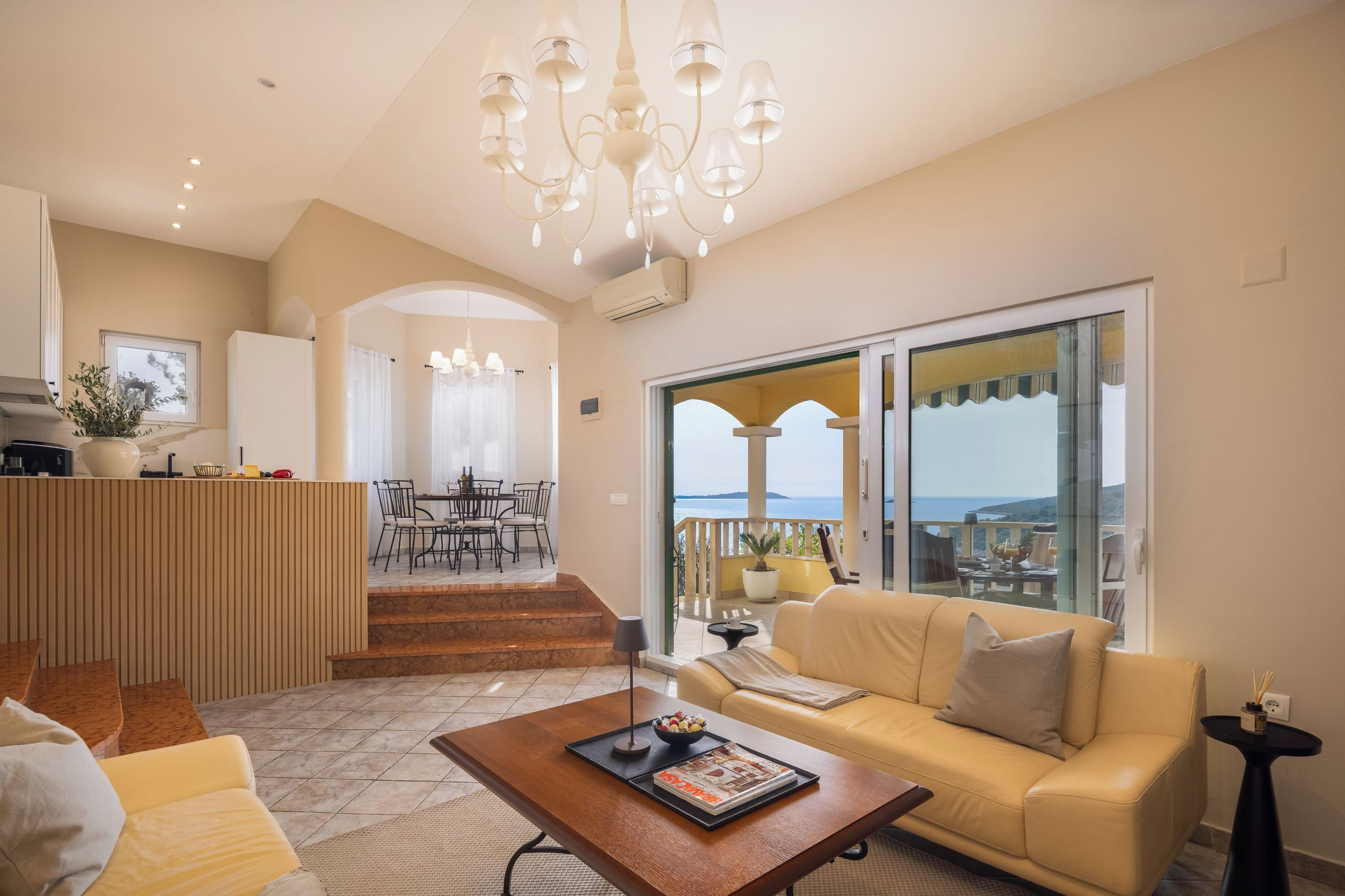 Familienvilla, Mehrere Schlafzimmer, 2 Bäder, Meerseite (Breathtaking Panorama Villa Vese) | Wohnbereich | 21-Zoll-Flachbildfernseher mit Digitalempfang, Fernseher, DVD-Player