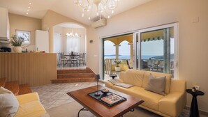Biệt thự dành cho gia đình, 3 phòng ngủ, 2 phòng tắm (Pool Villa Vese /w Panoramic Sea View) | Khu phòng khách | TV, đầu đĩa DVD, dàn stereo 