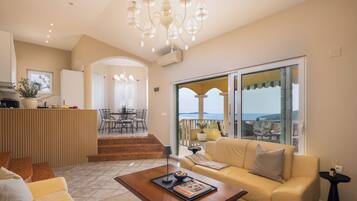 Familienvilla, Mehrere Schlafzimmer, 2 Bäder, Meerseite (Breathtaking Panorama Villa Vese) | Wohnbereich | 21-Zoll-Flachbildfernseher mit Digitalempfang, Fernseher, DVD-Player