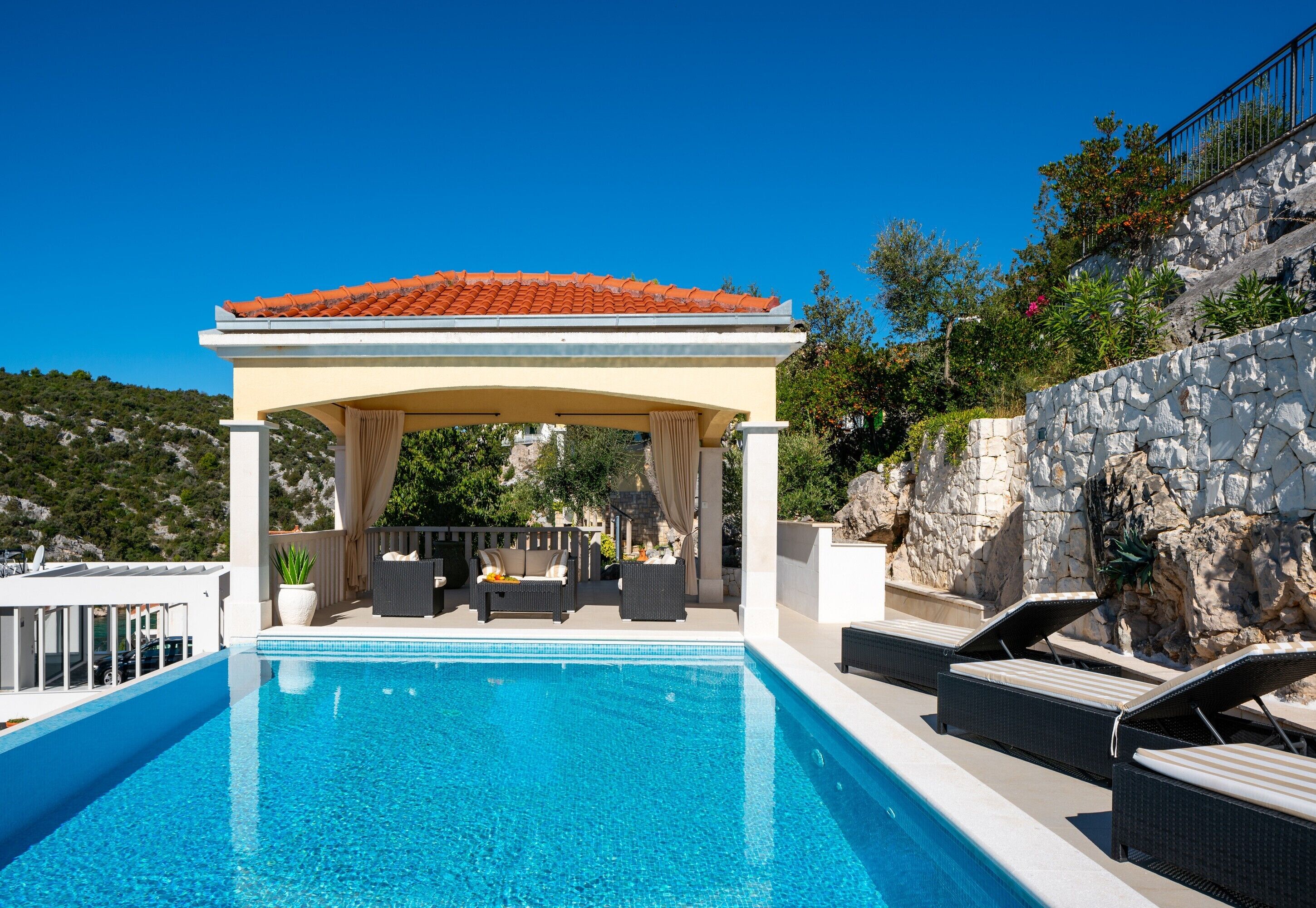 Kolam renang outdoor musiman dan sebuah kolam renang air hangat