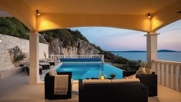 Familienvilla, Mehrere Schlafzimmer, 2 Bäder, Meerseite (Breathtaking Panorama Villa Vese) | Pool | Außenpool (je nach Saison geöffnet), beheizter Pool