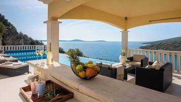 Familienvilla, Mehrere Schlafzimmer, 2 Bäder, Meerseite (Breathtaking Panorama Villa Vese) | Terrasse/Patio