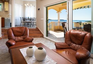 Familienvilla, Mehrere Schlafzimmer, 2 Bäder, Meerseite (Breathtaking Panorama Villa Vese) | Wohnbereich | 21-Zoll-Flachbildfernseher mit Digitalempfang, Fernseher, DVD-Player