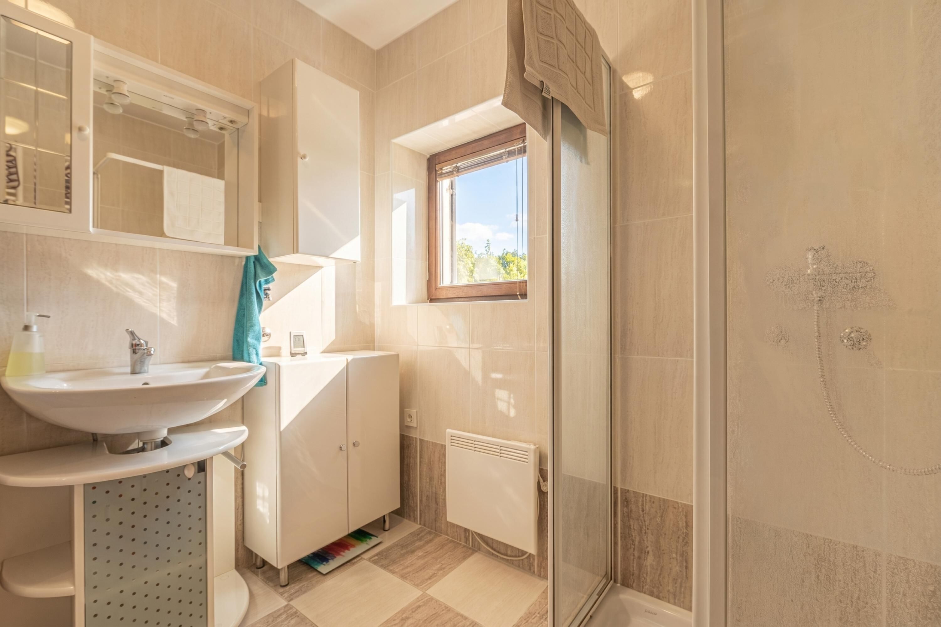 Rumah Keluarga, beberapa kamar (House Fortin With Sauna Near Bloke) | Kamar mandi | Shower, handuk, sabun, dan sampo