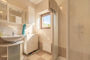 Family House, Multiple Bedrooms (House Fortin With Sauna Near Bloke) | Bathroom | Shower, towels, soap, shampoo