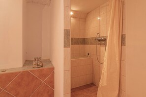 Casa familiar, varias habitaciones (House Fortin With Sauna Near Bloke) | Baño | Regadera, toallas, jabón, shampoo 