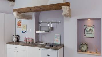 Studio (Studio Apartment) | Private kitchenette | Fridge, electric kettle, cookware/dishes/utensils