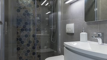Studio (Studio Apartment) | Badezimmer | Dusche, Haartrockner, Handtücher, Shampoo