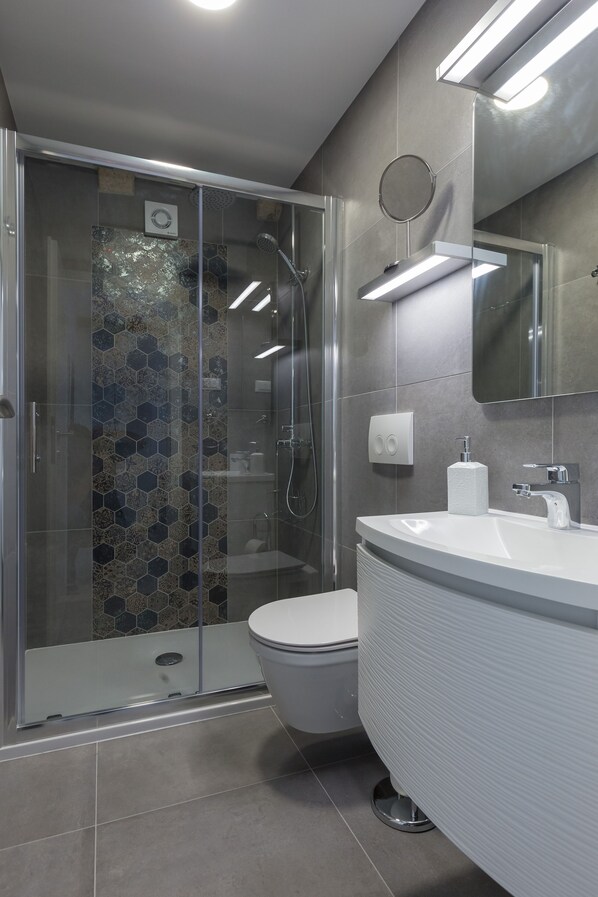 Studio (Studio Apartment) | Bathroom