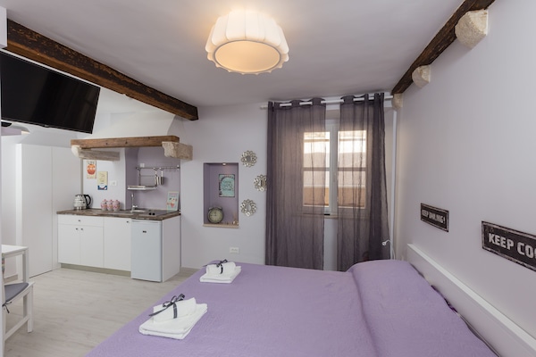 Studio (Studio Apartment) | Iron/ironing board, WiFi, bed sheets